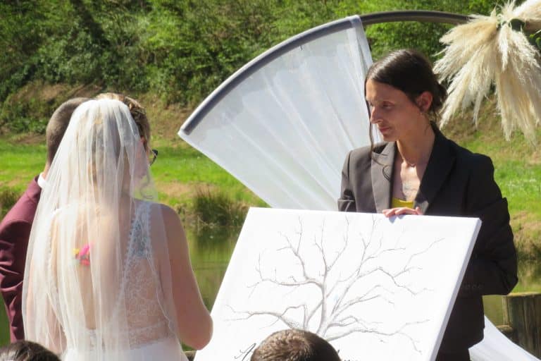 Rituel de l'arbre à empreintes au mariage d'Adeline et Yann